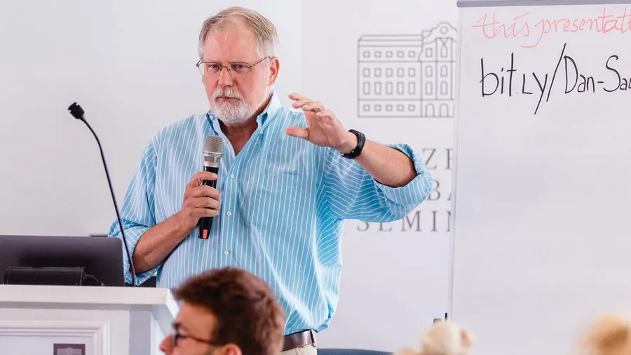 Dan Russell speaking during one of his lectures at the 2018 Salzburg Academy on Media and Global Change