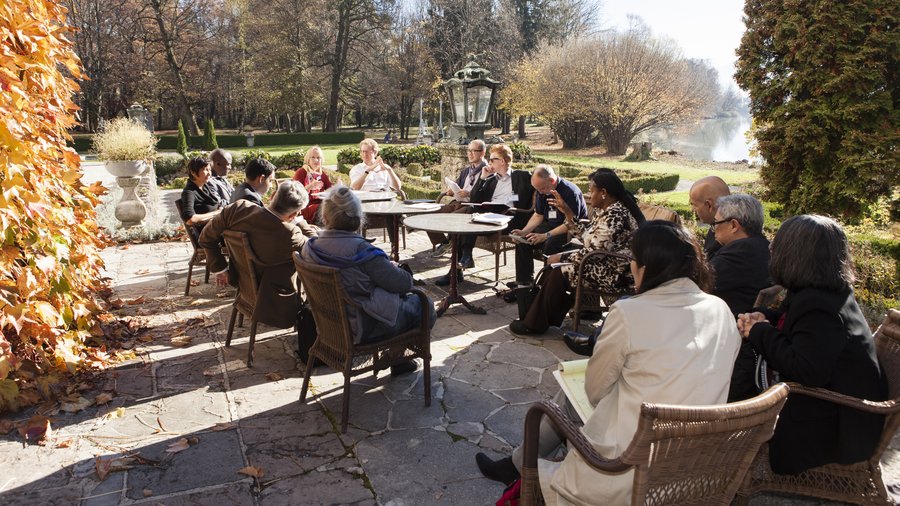 Fellows gather on the Schloss terrace in the autumn sunshine for working group discussions. 