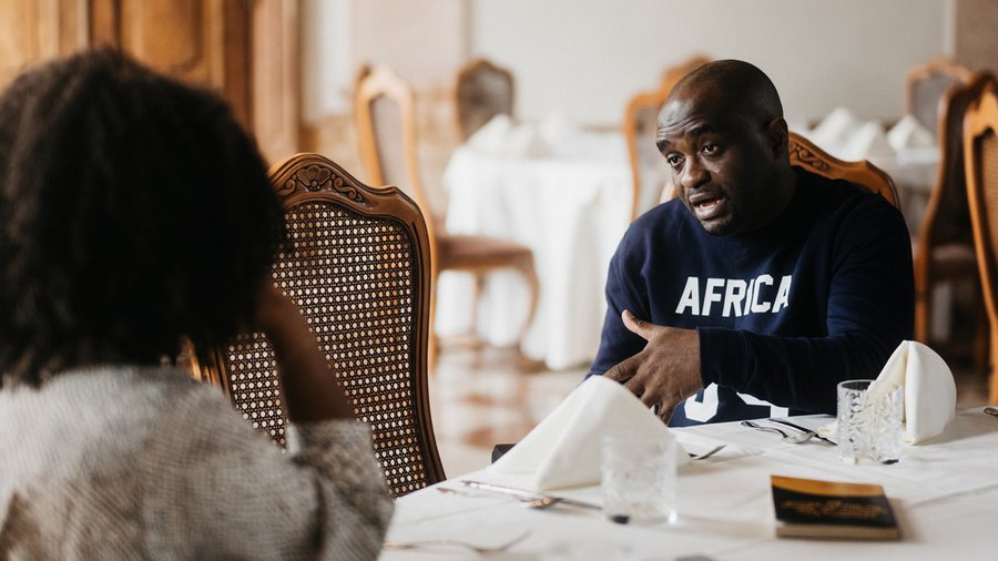 A photo of Tunji Offeyi in conversation at Salzburg Global Seminar