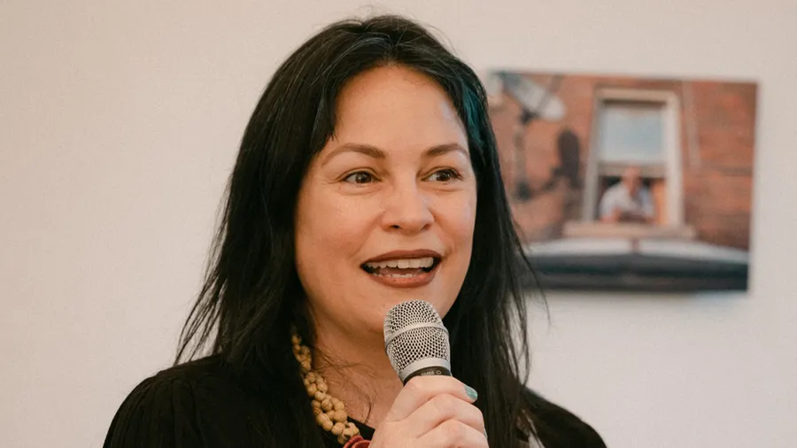 A photo of Lourdes Rodríguez speaking in the Gallery at Schloss Leopoldskron