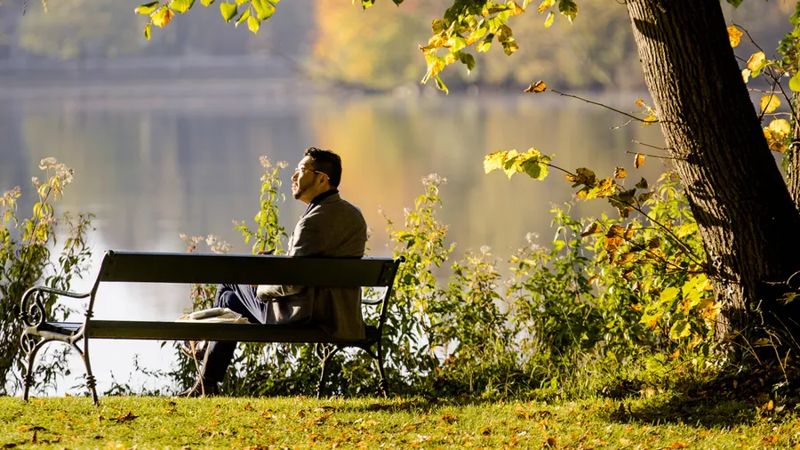 Ryoji Noritake on a bench in front of Leopoldskroner Weiher at Schloss Leopoldskron