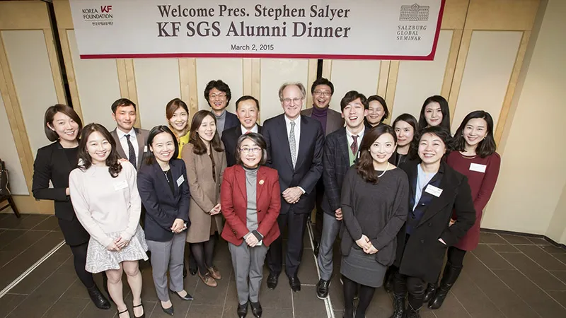 Group Photo of Korea Foundation Executive Vice President Yoon Keum-Jin hosted a dinner for former Fellows and interns supported by the Foundation and Salzburg Global President Stephen L. Salyer on a 2015 visit to the country