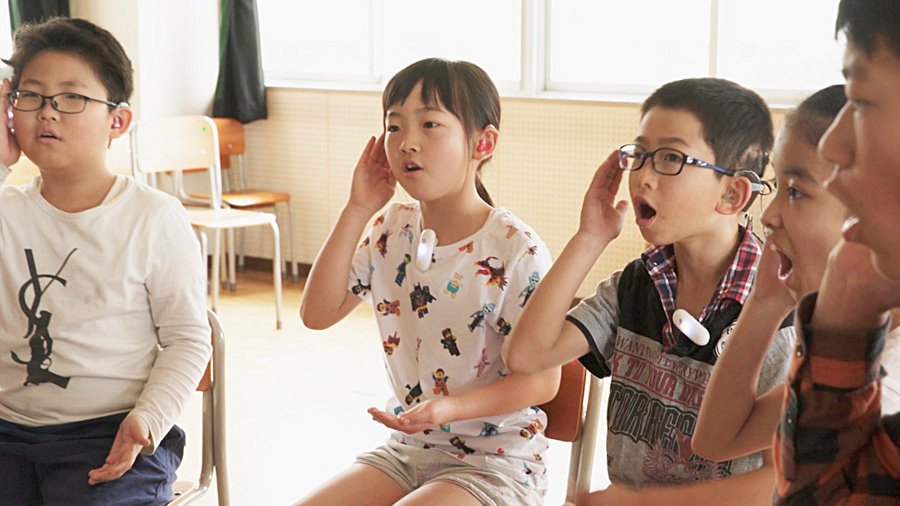 Japanese schoolchildren use the Ontenna device in a classroom