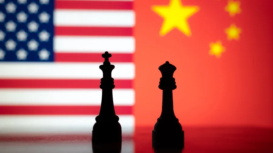 Silhouettes of chess kings against US and China flags, symbolizing economic tension, tariffs, and power rivalry between the United States and China.
