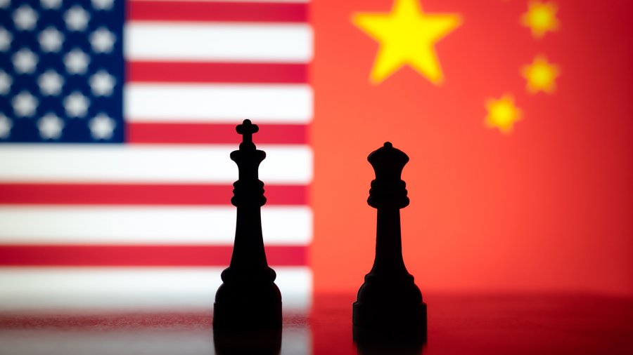 Silhouettes of chess kings against US and China flags, symbolizing economic tension, tariffs, and power rivalry between the United States and China.