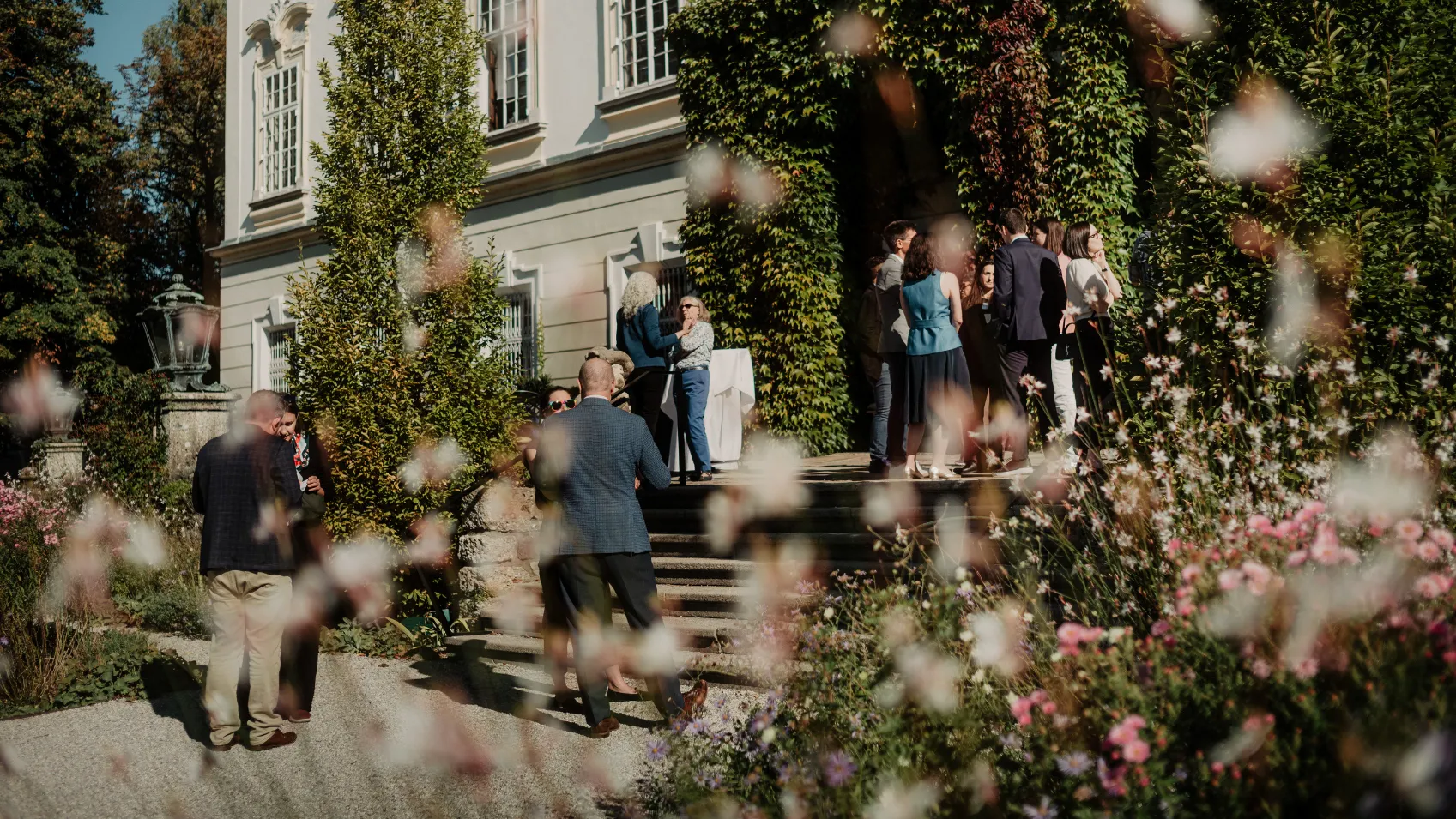 Photo of the back facade of the Schloss Leopoldskron with flowers in the Foreground 