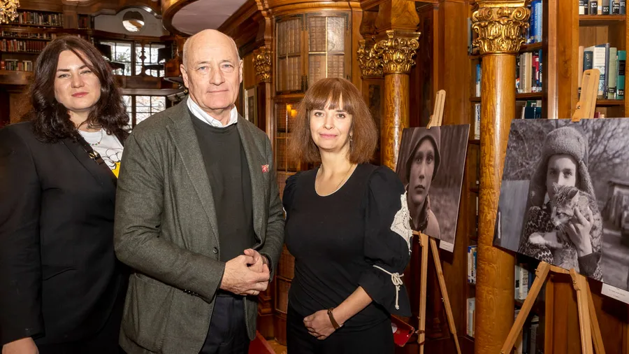 From left to right - Yuliia Kravchenko, Martin Weiss, and Olena Prokopenko at the "Children in War" photo exhibition
