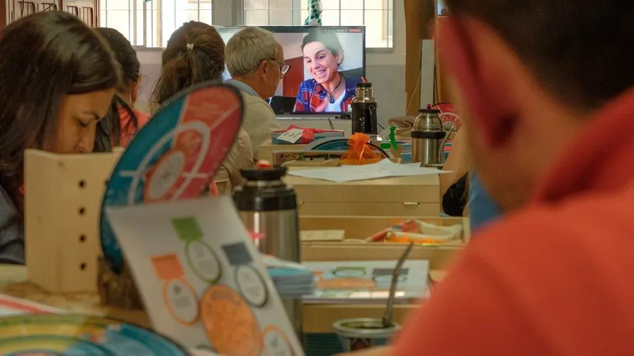 Capacity building with rural teachers in Uruguay using hybrid teaching
