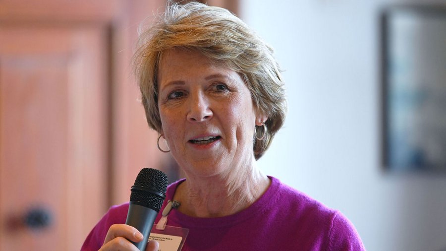 Elisabeth Bumiller speaking at the Salzburg Seminar American Studies Association (SSASA)