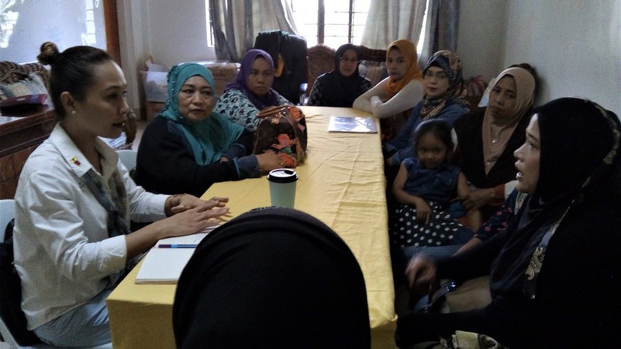 Jamila-Aisha P. Sanguila (far left) takes part in a focus group discussion with Muslim women from Marawi City