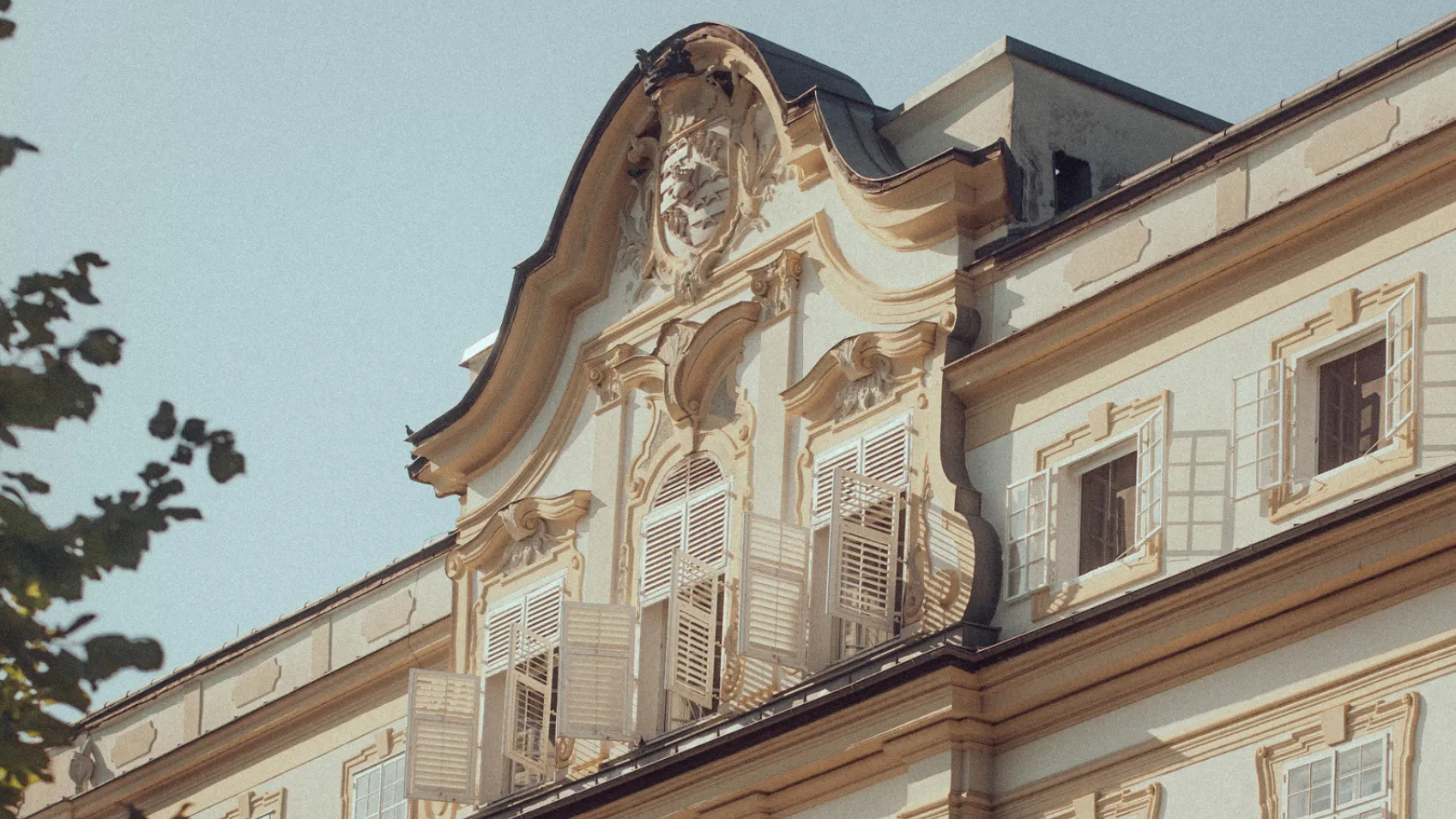 outside fassade of the schloss leopoldskron