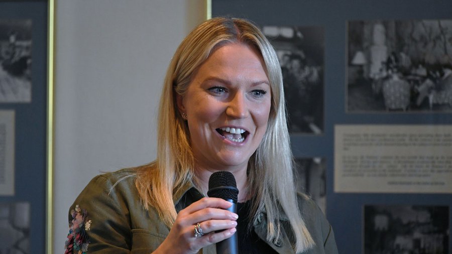 Dr Nicola Mann speaking at the Salzburg Seminar American Studies Association (SSASA) 