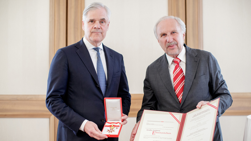 Andreas Dombret (left) is presented with the Great Golden Medal for Services to the Republic of Austria by Governor Ewald Nowotny (Photo: Niesner/OeNB)